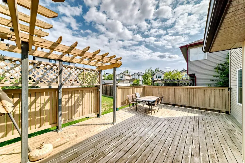 24 Evanscove Heights NW Calgary AB T3P 1G1