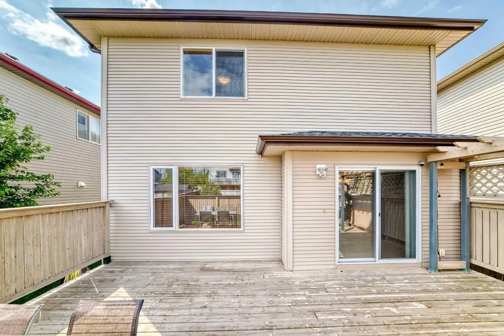 24 Evanscove Heights NW Calgary AB T3P 1G1