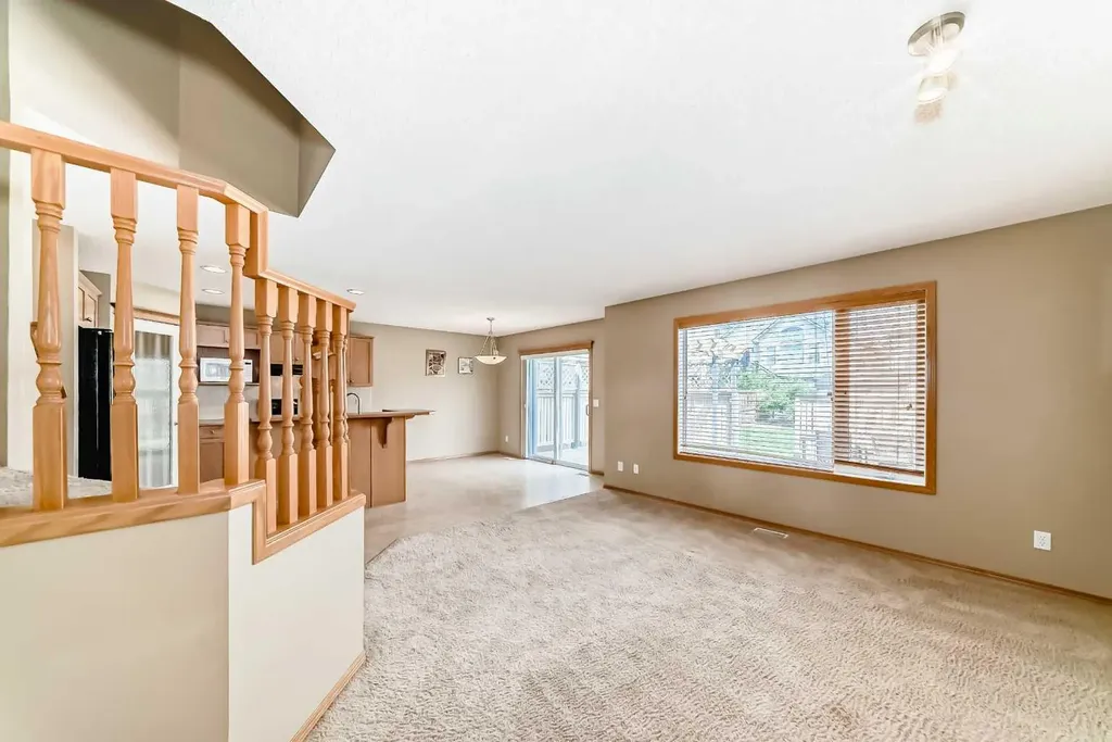 24 Evanscove Heights NW Calgary AB T3P 1G1