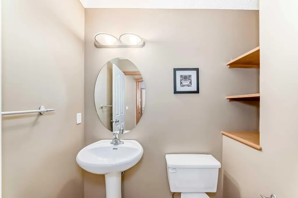 24 Evanscove Heights NW Calgary AB T3P 1G1