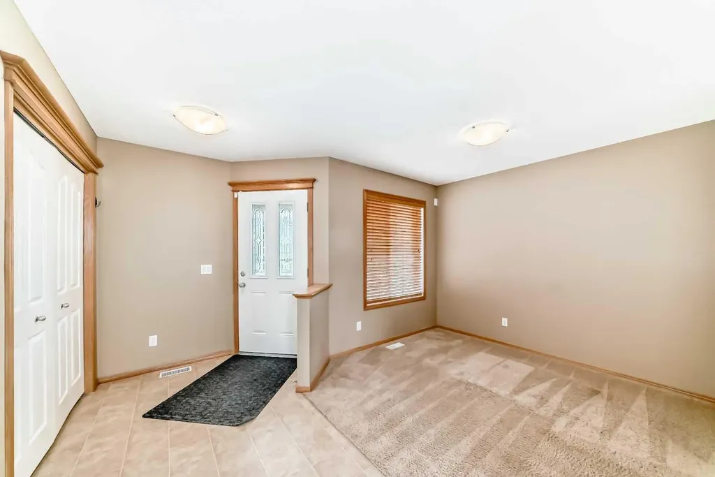 24 Evanscove Heights NW Calgary AB T3P 1G1