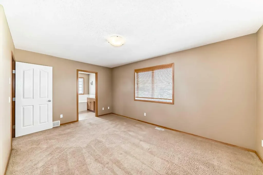 24 Evanscove Heights NW Calgary AB T3P 1G1