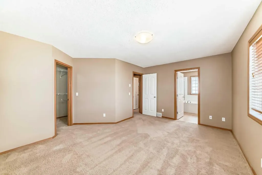 24 Evanscove Heights NW Calgary AB T3P 1G1
