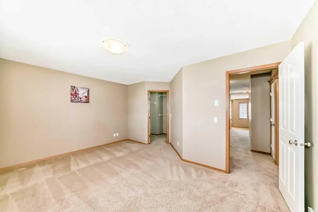 24 Evanscove Heights NW Calgary AB T3P 1G1