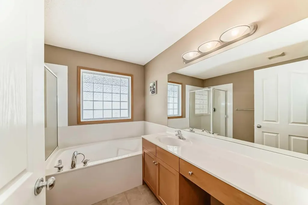 24 Evanscove Heights NW Calgary AB T3P 1G1