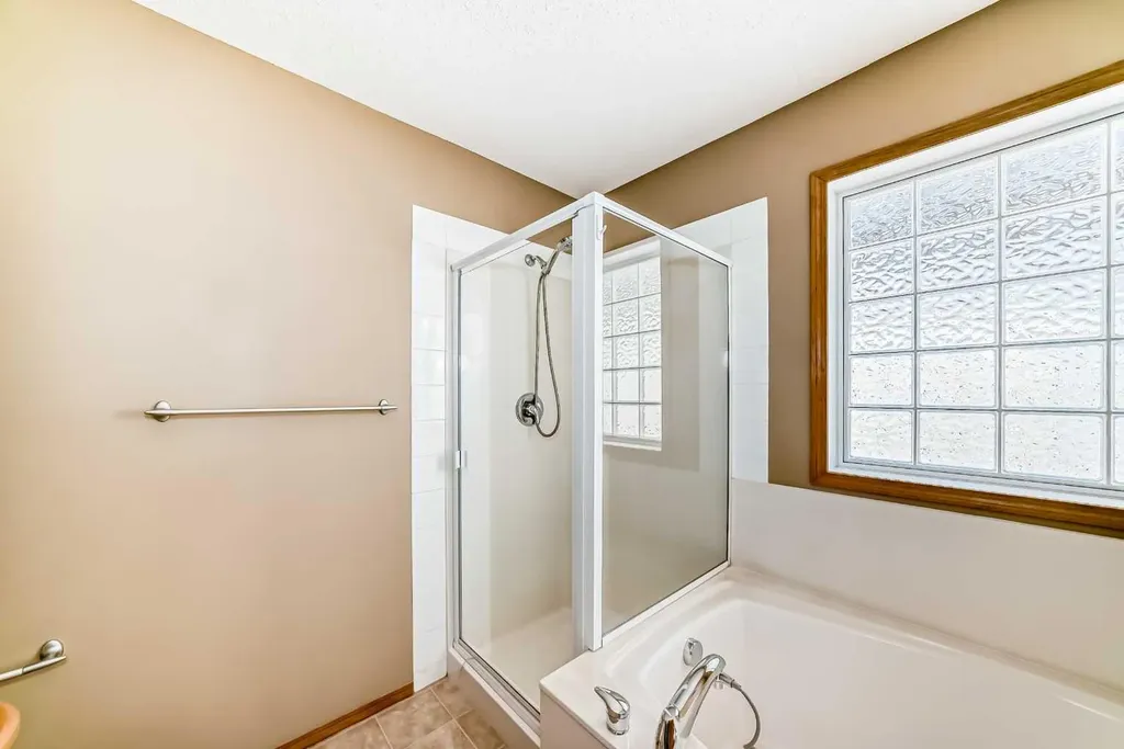 24 Evanscove Heights NW Calgary AB T3P 1G1