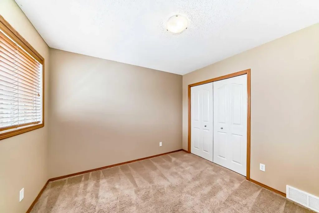 24 Evanscove Heights NW Calgary AB T3P 1G1