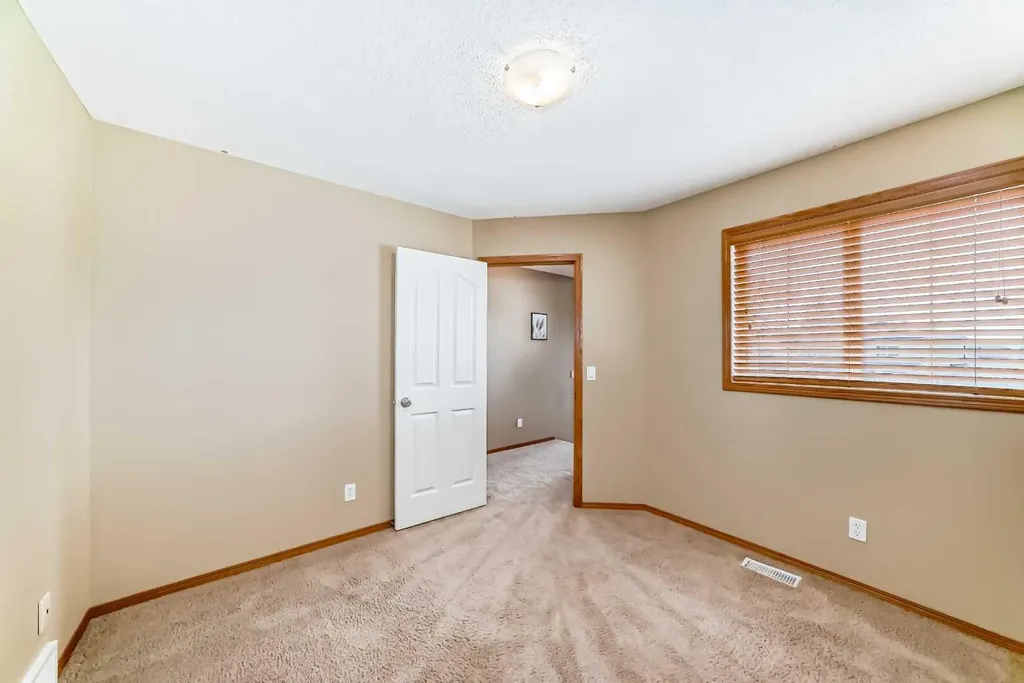 24 Evanscove Heights NW Calgary AB T3P 1G1