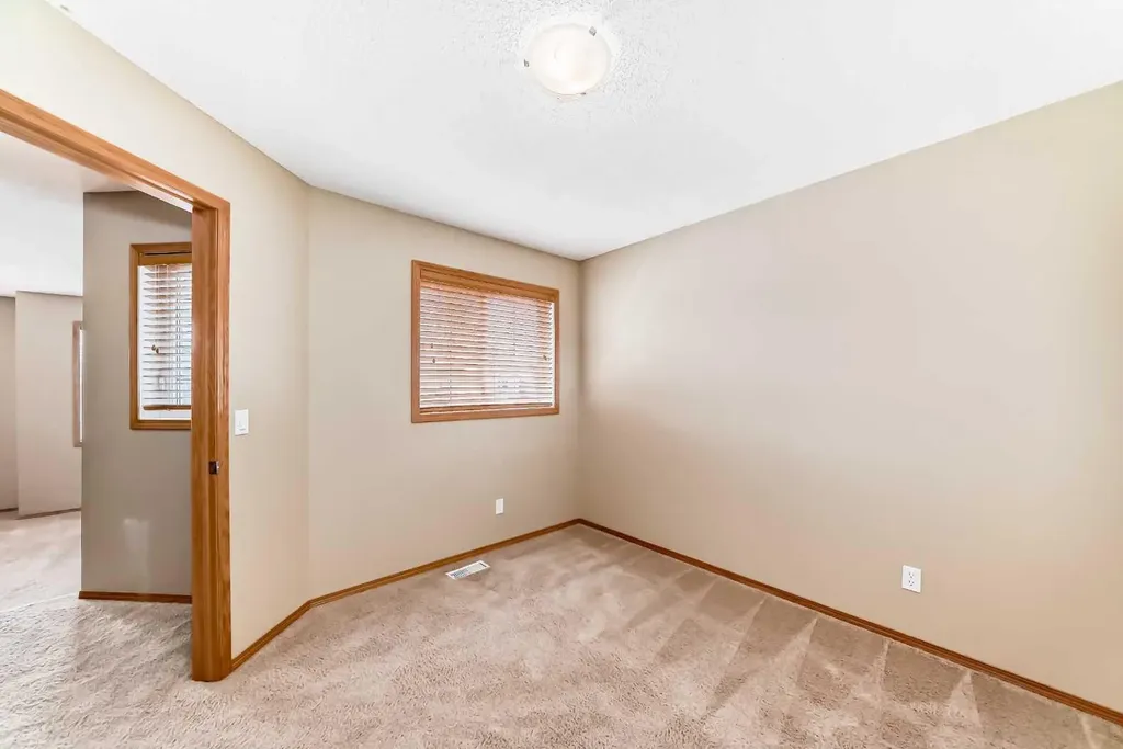 24 Evanscove Heights NW Calgary AB T3P 1G1
