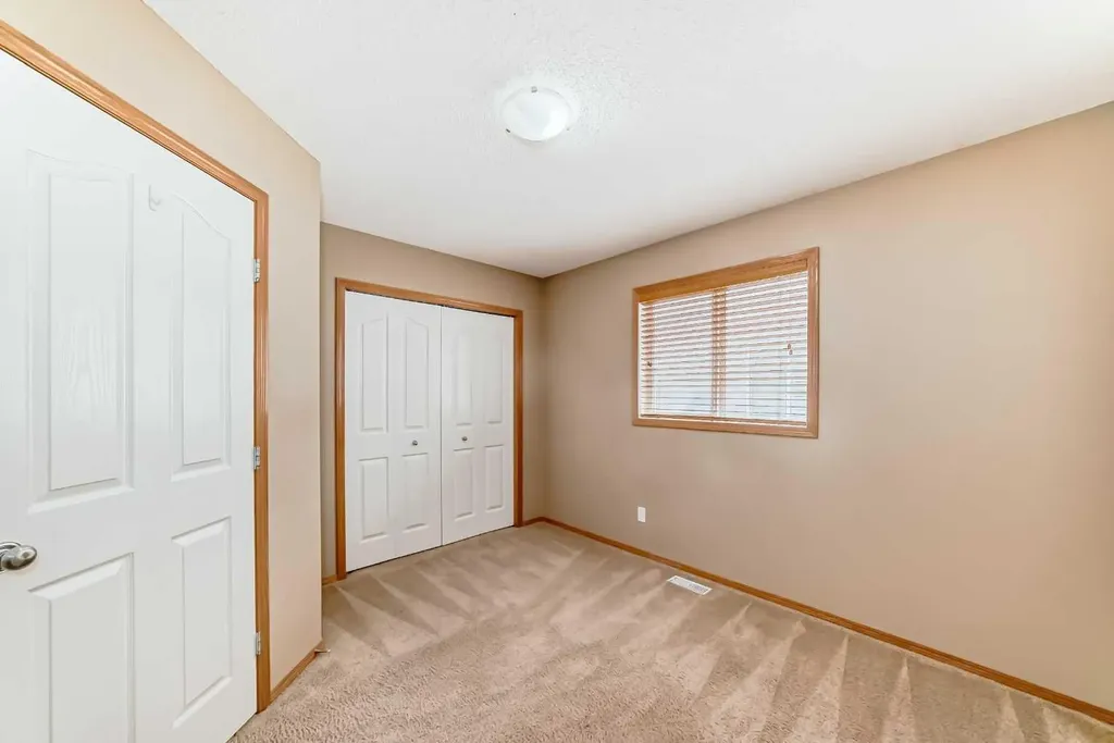 24 Evanscove Heights NW Calgary AB T3P 1G1
