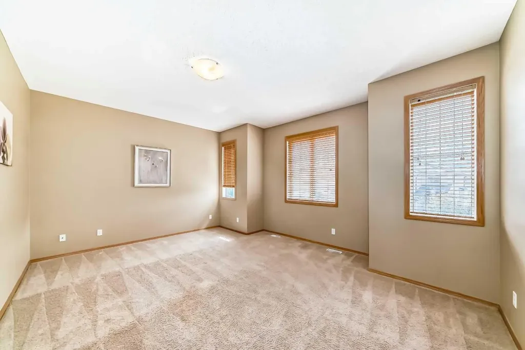 24 Evanscove Heights NW Calgary AB T3P 1G1