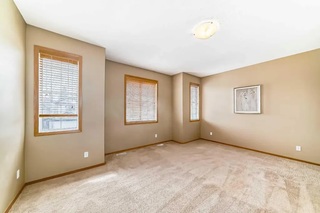 24 Evanscove Heights NW Calgary AB T3P 1G1