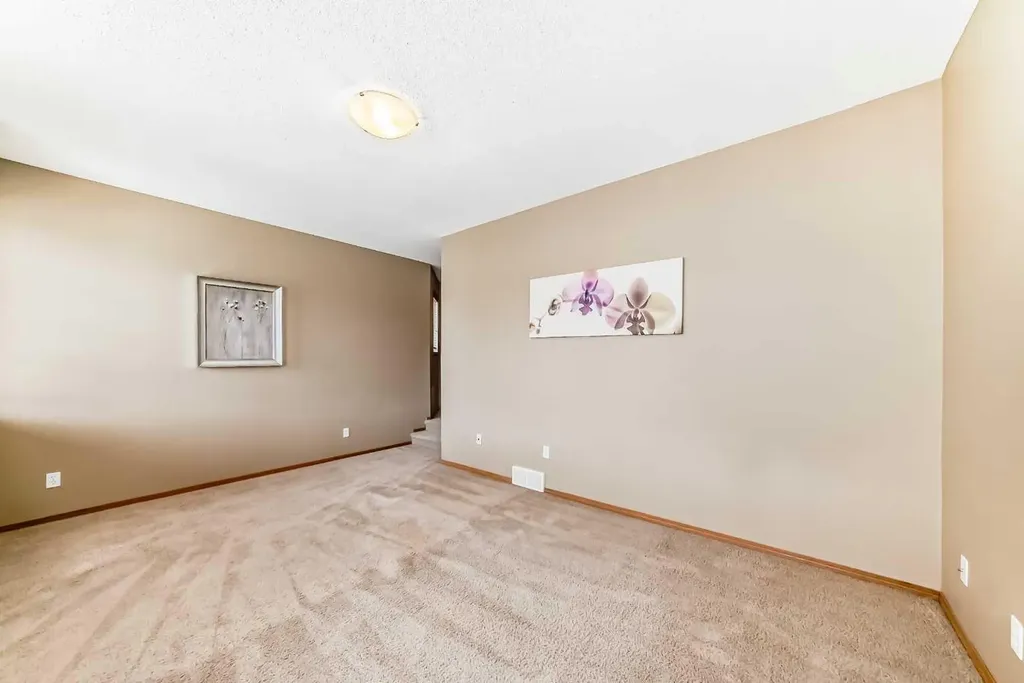 24 Evanscove Heights NW Calgary AB T3P 1G1