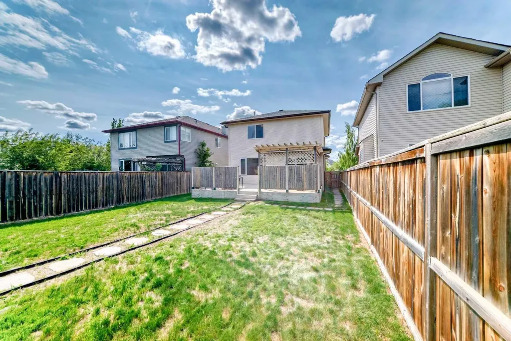 24 Evanscove Heights NW Calgary AB T3P 1G1