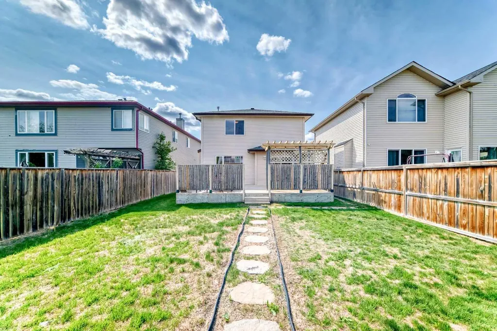 24 Evanscove Heights NW Calgary AB T3P 1G1