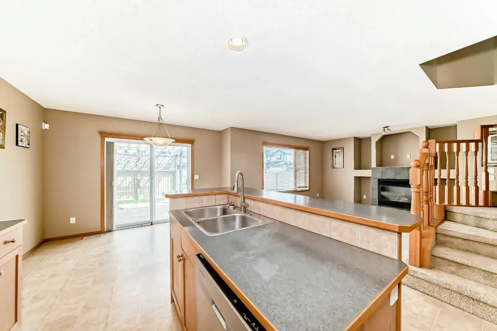 24 Evanscove Heights NW Calgary AB T3P 1G1
