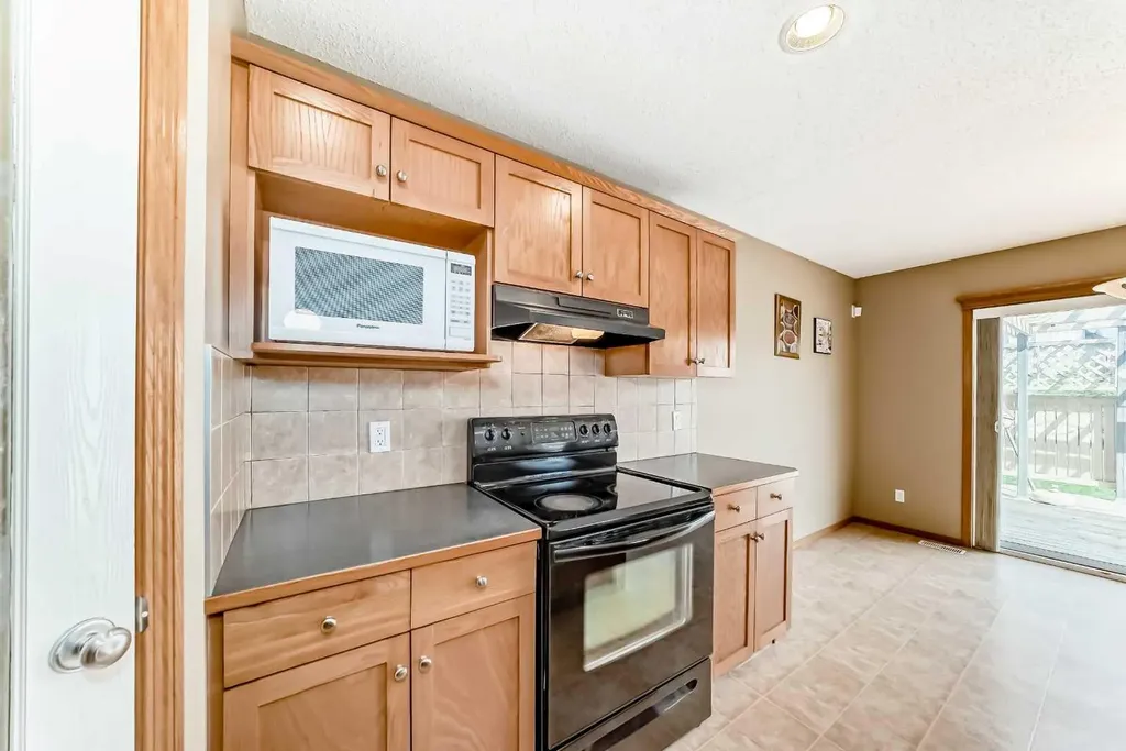 24 Evanscove Heights NW Calgary AB T3P 1G1