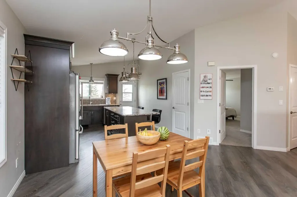 5 Henderson Close Penhold AB T0M 1R0