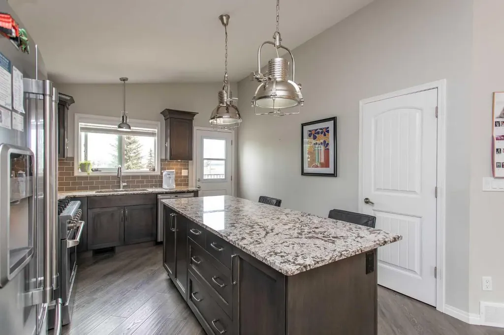 5 Henderson Close Penhold AB T0M 1R0