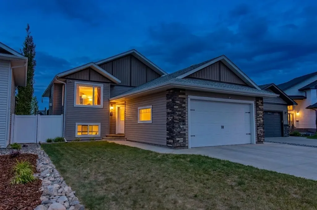 5 Henderson Close Penhold AB T0M 1R0