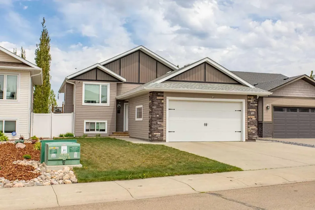5 Henderson Close Penhold AB T0M 1R0