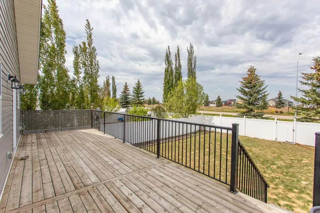 5 Henderson Close Penhold AB T0M 1R0