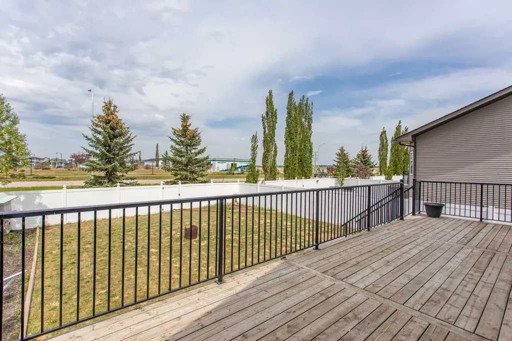 5 Henderson Close Penhold AB T0M 1R0