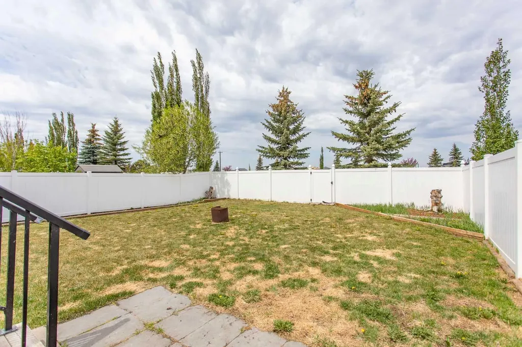 5 Henderson Close Penhold AB T0M 1R0