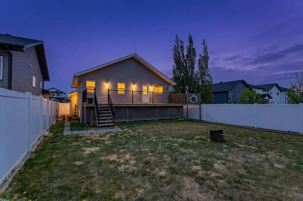 5 Henderson Close Penhold AB T0M 1R0
