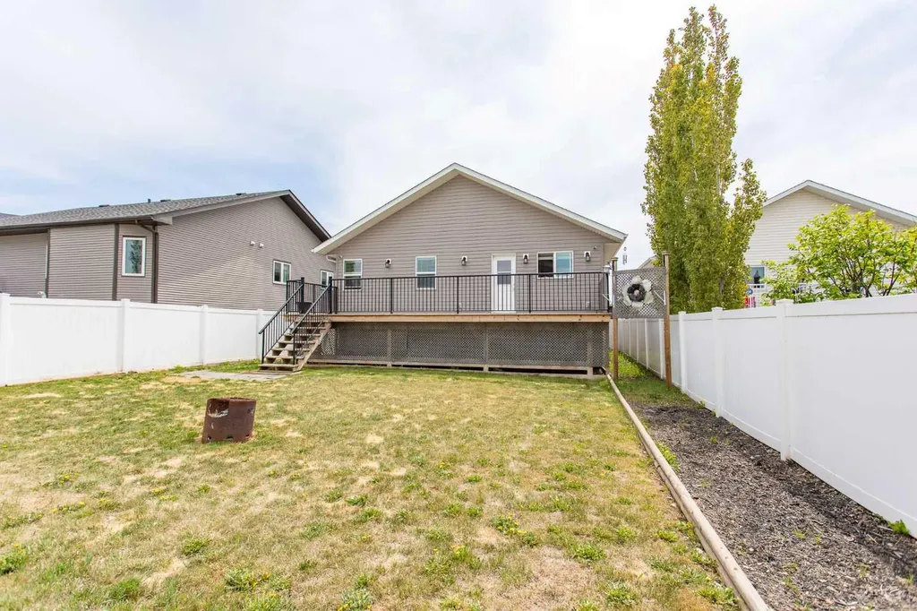 5 Henderson Close Penhold AB T0M 1R0