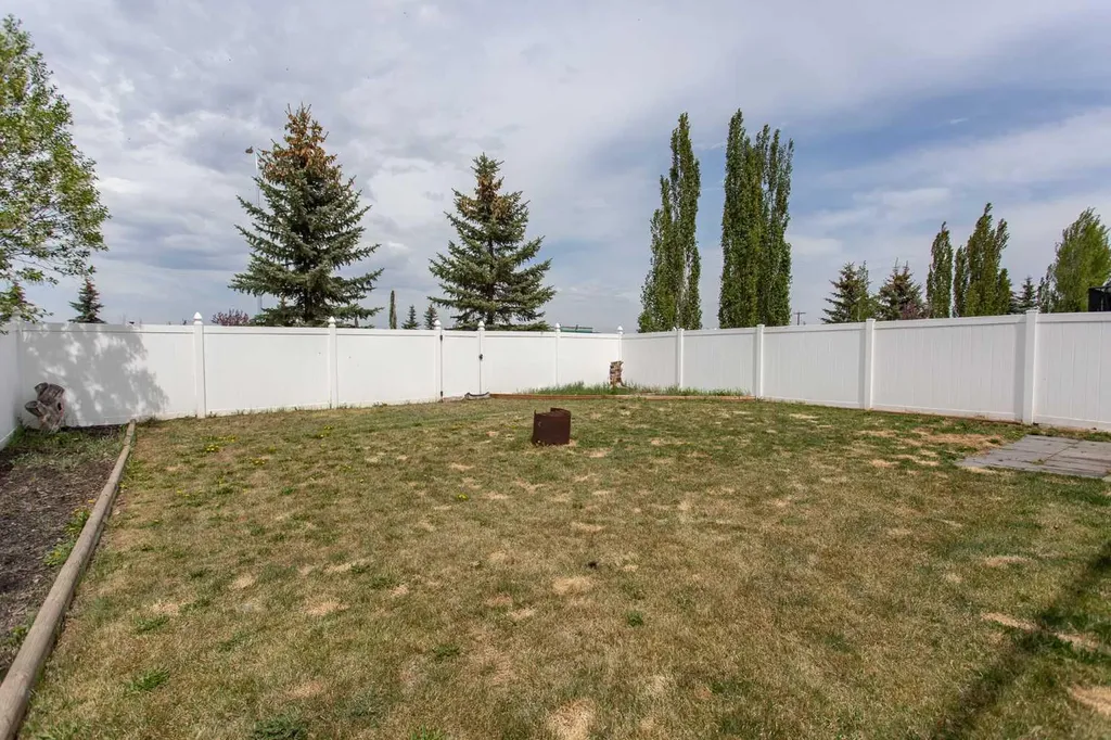 5 Henderson Close Penhold AB T0M 1R0