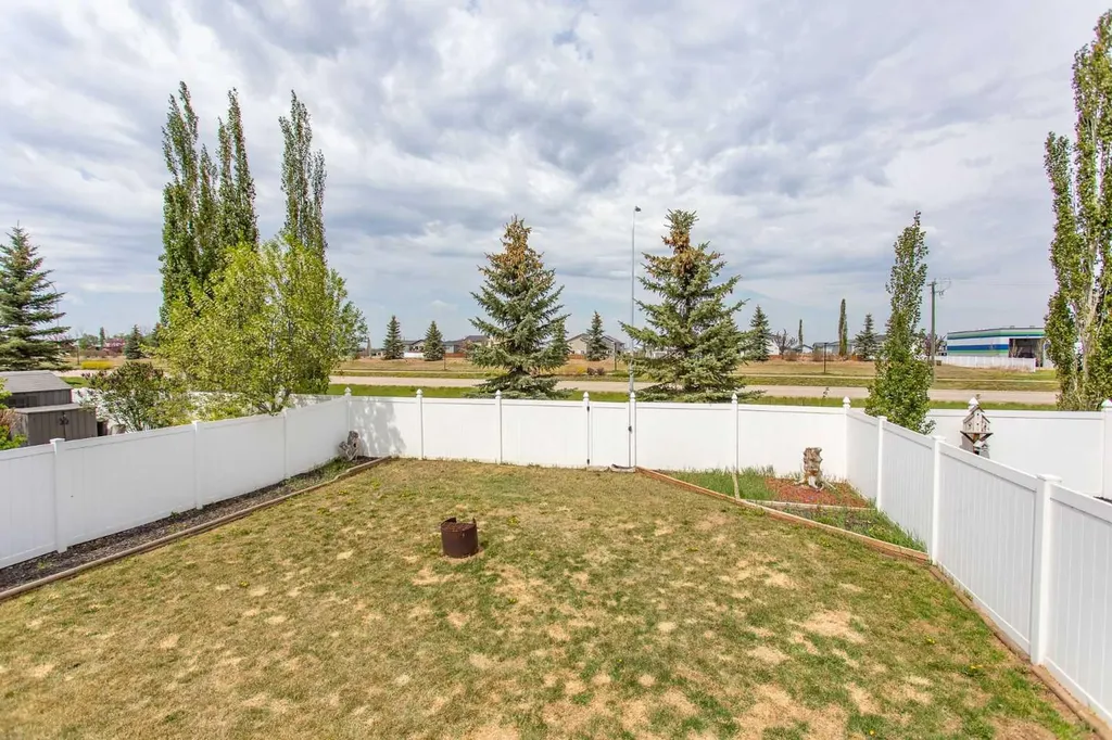 5 Henderson Close Penhold AB T0M 1R0