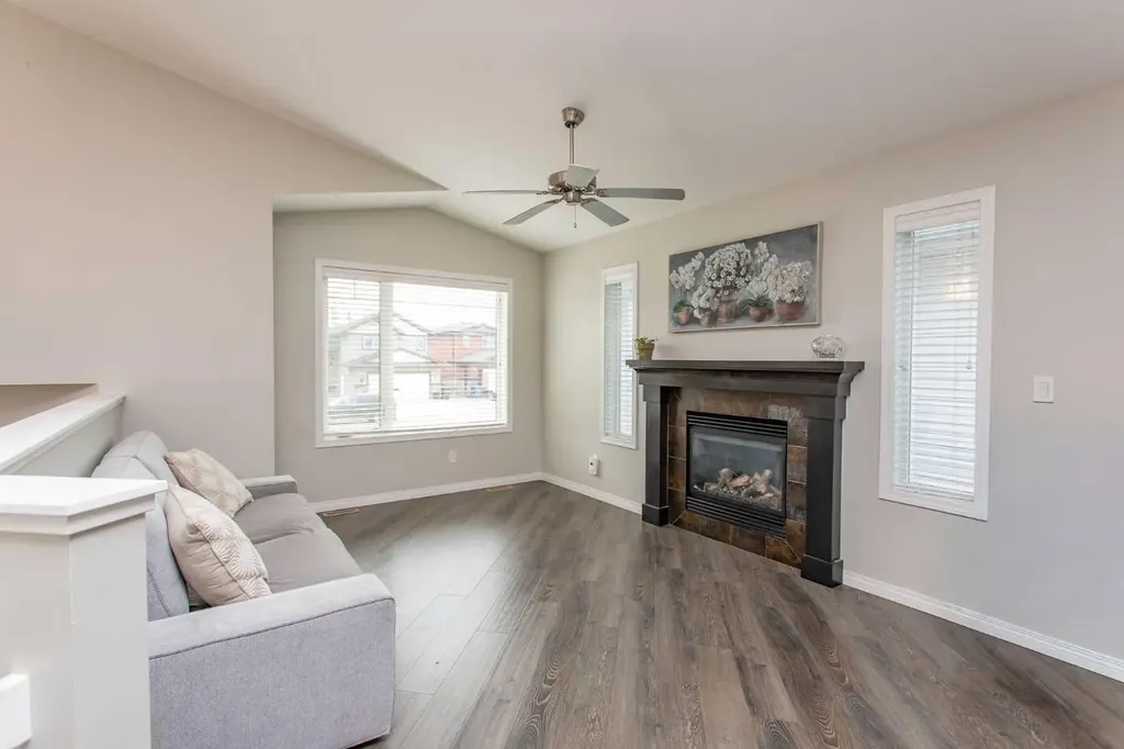 5 Henderson Close Penhold AB T0M 1R0