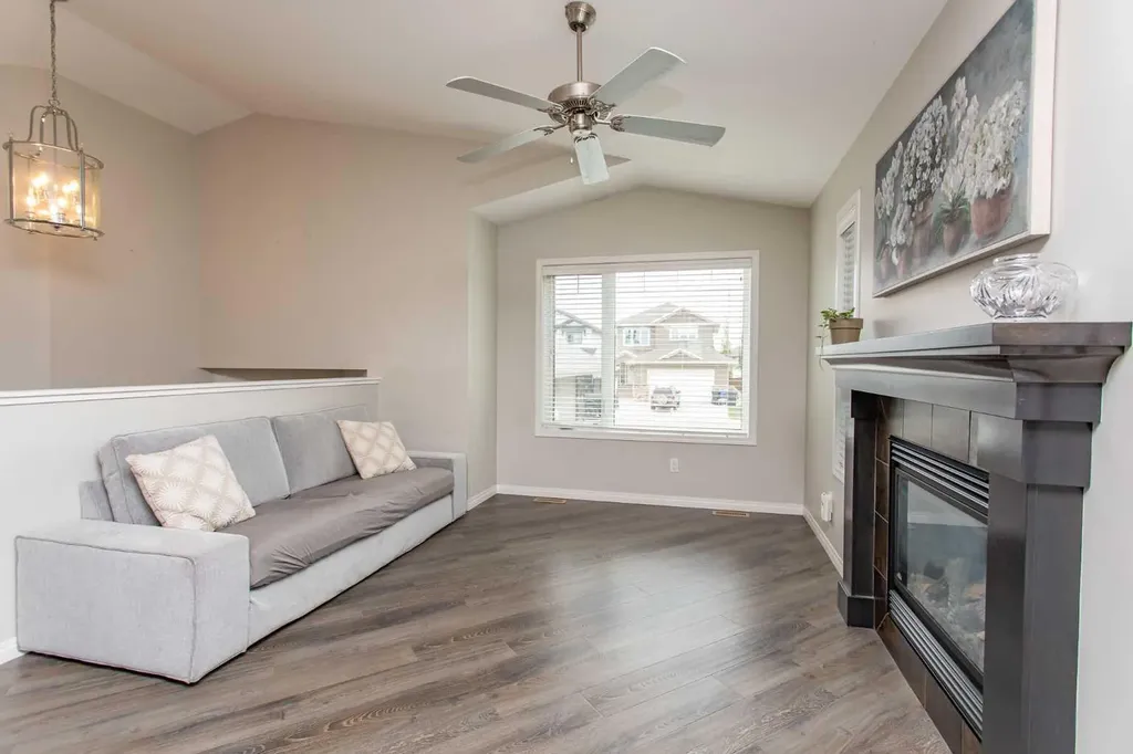 5 Henderson Close Penhold AB T0M 1R0