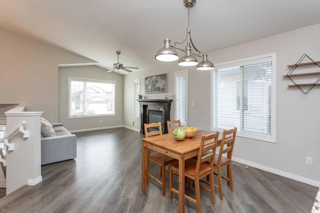 5 Henderson Close Penhold AB T0M 1R0