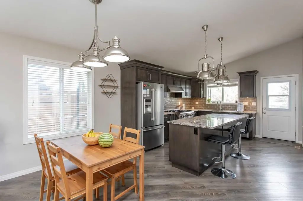 5 Henderson Close Penhold AB T0M 1R0