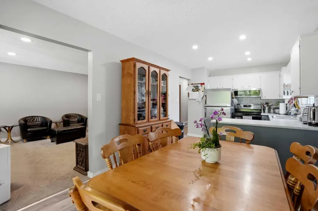 3056 32a Street SE Calgary AB T2B0T3