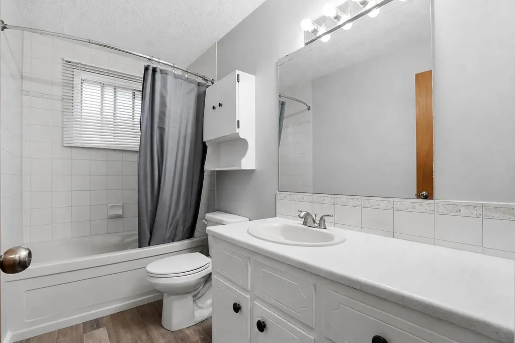 3056 32a Street SE Calgary AB T2B0T3