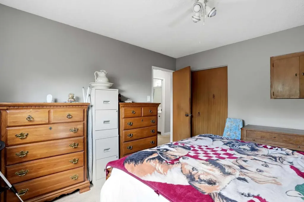 3056 32a Street SE Calgary AB T2B0T3