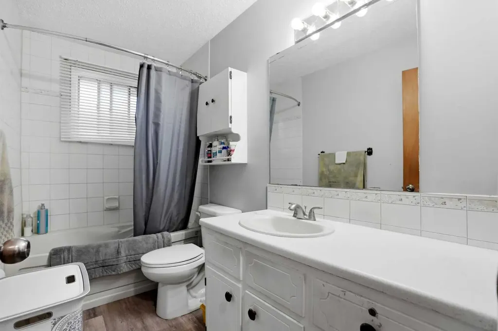 3056 32a Street SE Calgary AB T2B0T3