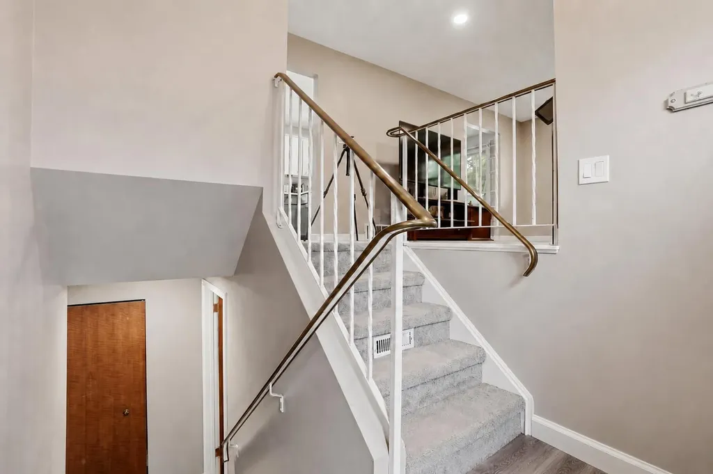 3056 32a Street SE Calgary AB T2B0T3