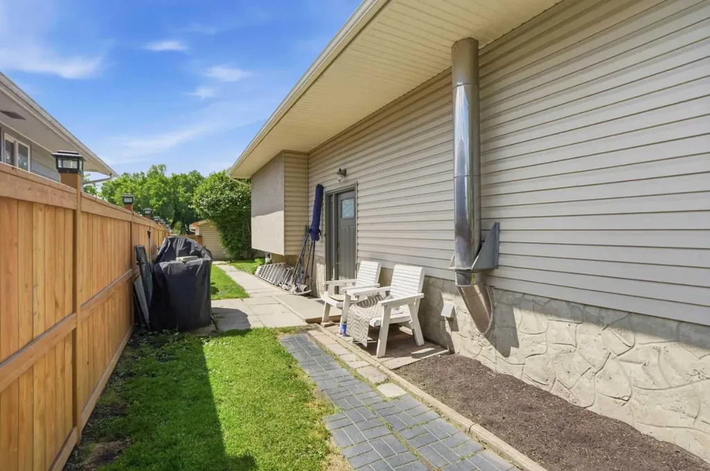 3056 32a Street SE Calgary AB T2B0T3