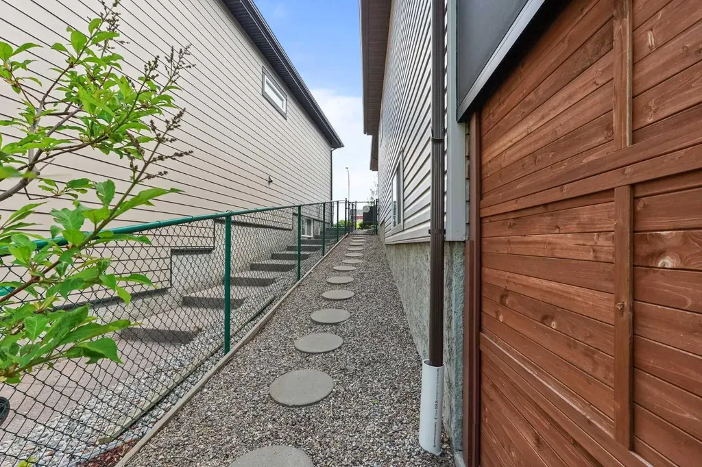 605 Sunridge Crescent W Lethbridge AB T1J 0T4