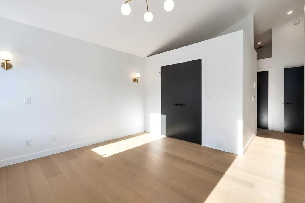 58 Edgevalley Close NW Calgary AB T3A 5E4