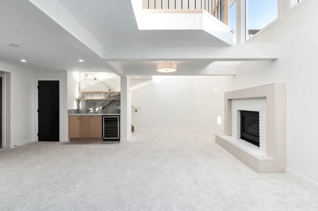 58 Edgevalley Close NW Calgary AB T3A 5E4