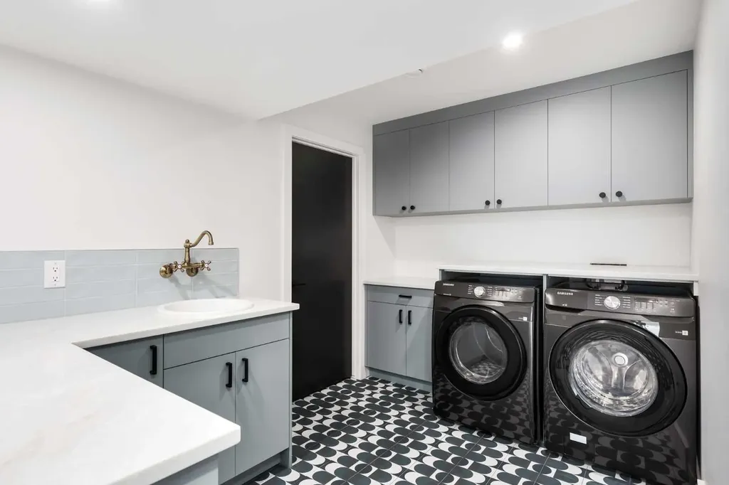 58 Edgevalley Close NW Calgary AB T3A 5E4