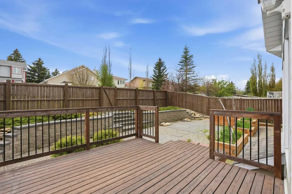 58 Edgevalley Close NW Calgary AB T3A 5E4