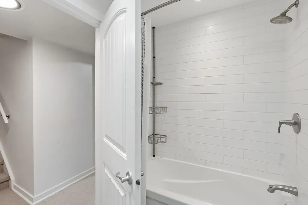 4804 19 Avenue NW Calgary AB T3B 0S7