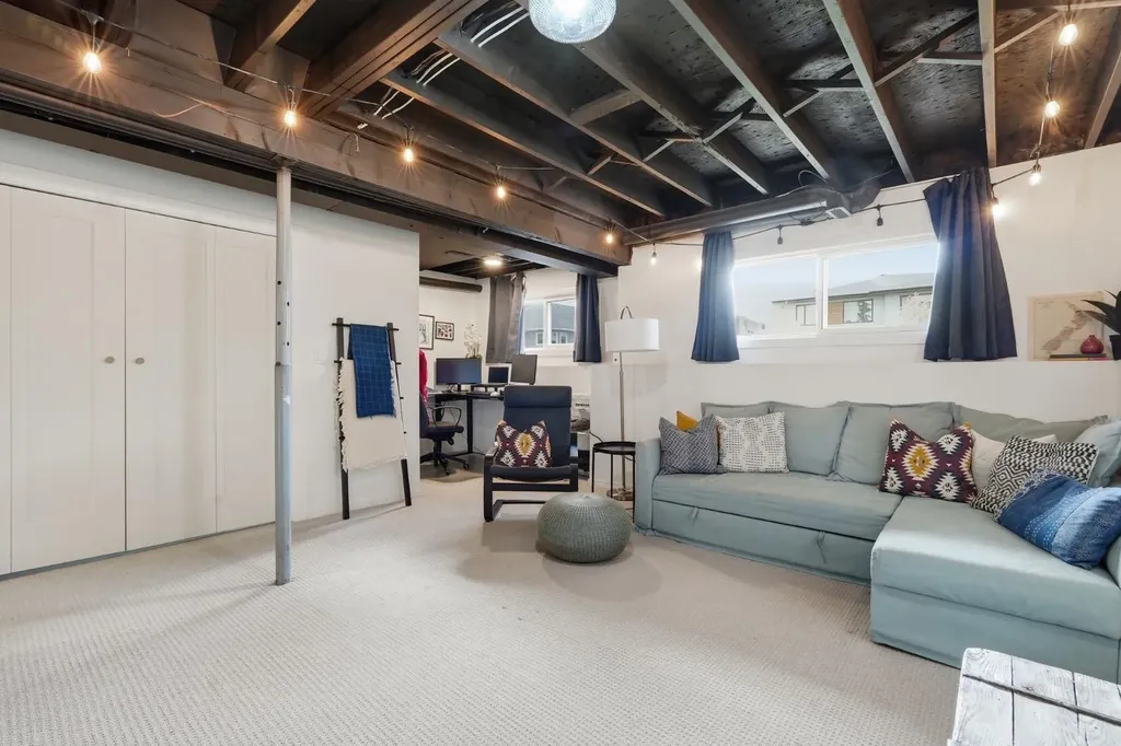4804 19 Avenue NW Calgary AB T3B 0S7