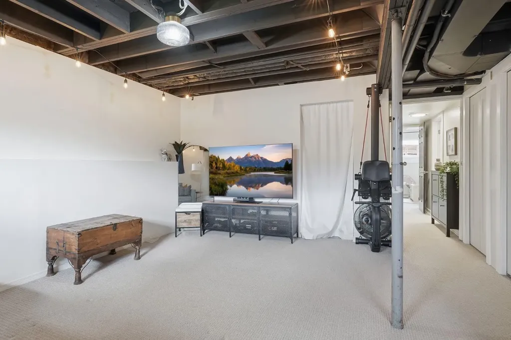 4804 19 Avenue NW Calgary AB T3B 0S7